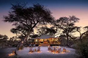 Exterior al atardecer del Somalisa Expeditions Tented Camp
