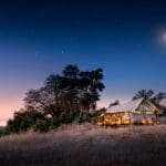 Exterior nocturno del Linyanti Bush Camp
