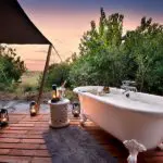 Baño de lujo con vistas en Linyanti.