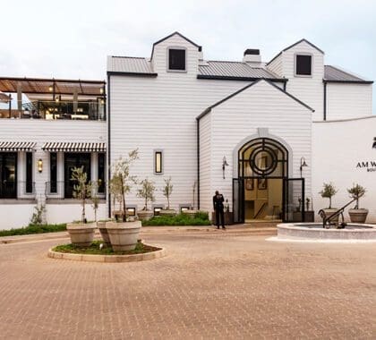 Ingang van het Weinbrg Hotel.