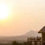 Exterior de Kuku Kubu al atardecer.