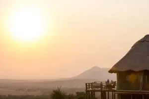 Exterior de Kuku Kubu al atardecer.
