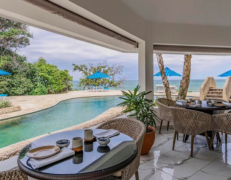 Enjoy a lunch next to the pool.