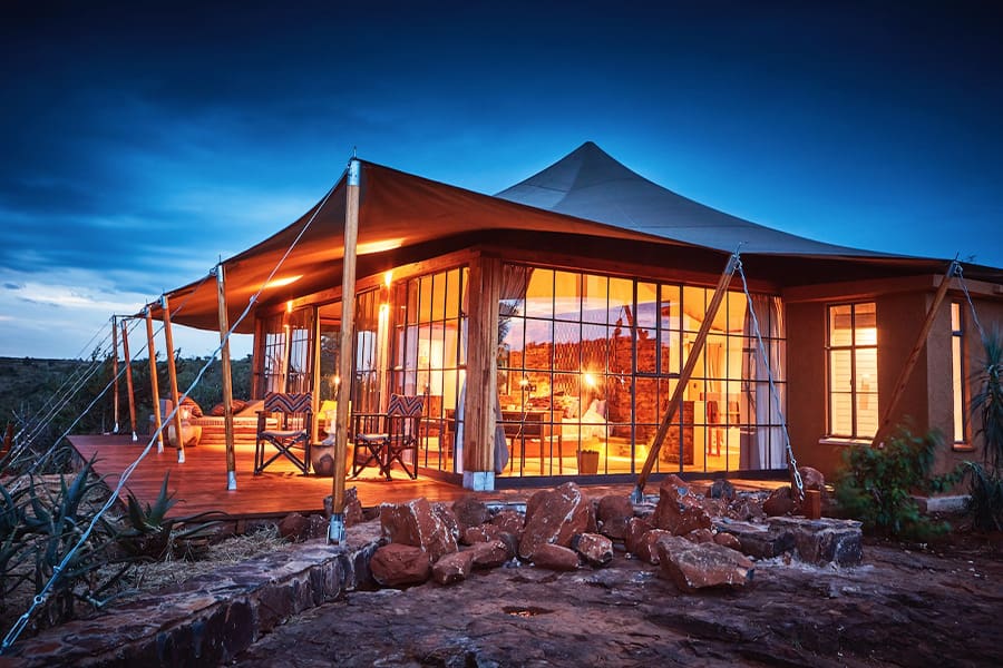 Elewana Loisaba Lodo Springs exterior nocturno