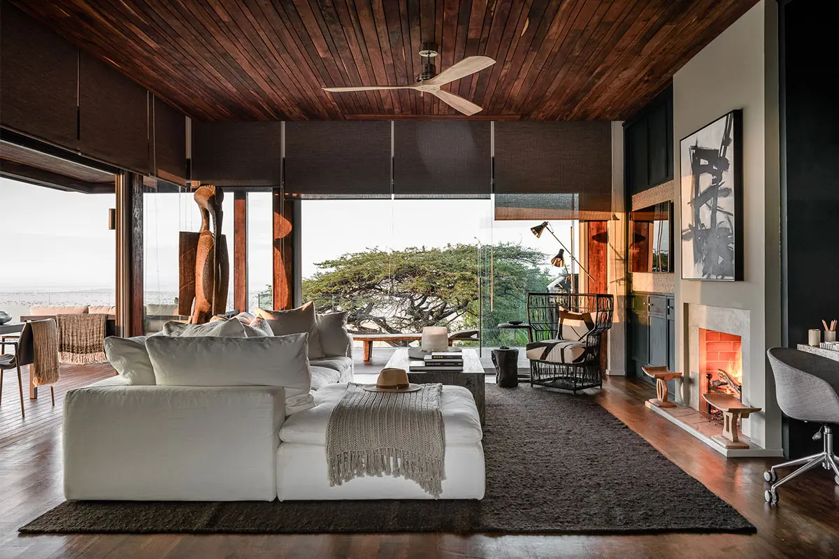 Lujosa sala de estar en el Singita Sasakwa Lodge en el Serengeti | Go2Africa