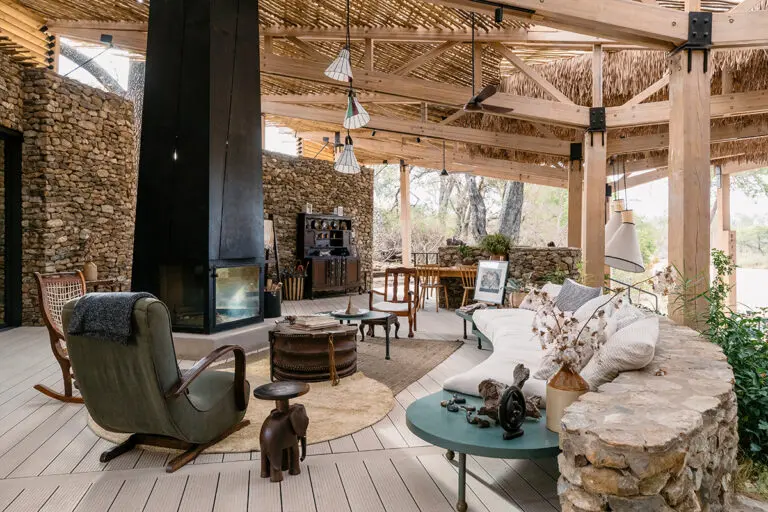 El amplio salón principal cuenta con una chimenea para los meses de invierno.