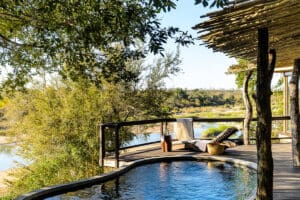 Hermoso entorno en Singita Boulders, con vistas al río Sand.