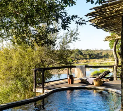 Hermoso entorno en Singita Boulders, con vistas al río Sand.