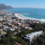 Si es verano en Ciudad del Cabo, Camps Bay es el lugar ideal. ¿Por qué no alojarse en un hotel boutique o en una villa privada con vistas a toda la acción?