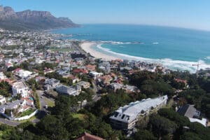 Si es verano en Ciudad del Cabo, Camps Bay es el lugar ideal. ¿Por qué no alojarse en un hotel boutique o en una villa privada con vistas a toda la acción?