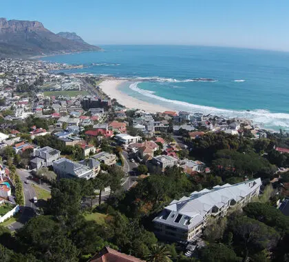 Si es verano en Ciudad del Cabo, Camps Bay es el lugar ideal. ¿Por qué no alojarse en un hotel boutique o en una villa privada con vistas a toda la acción?
