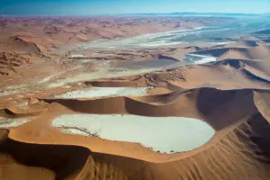 Las dunas rodean varias marismas secas o vleis.