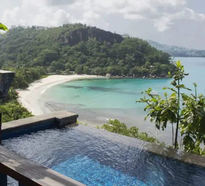 Piscina infinita con vistas a la playa en una isla del océano Índico