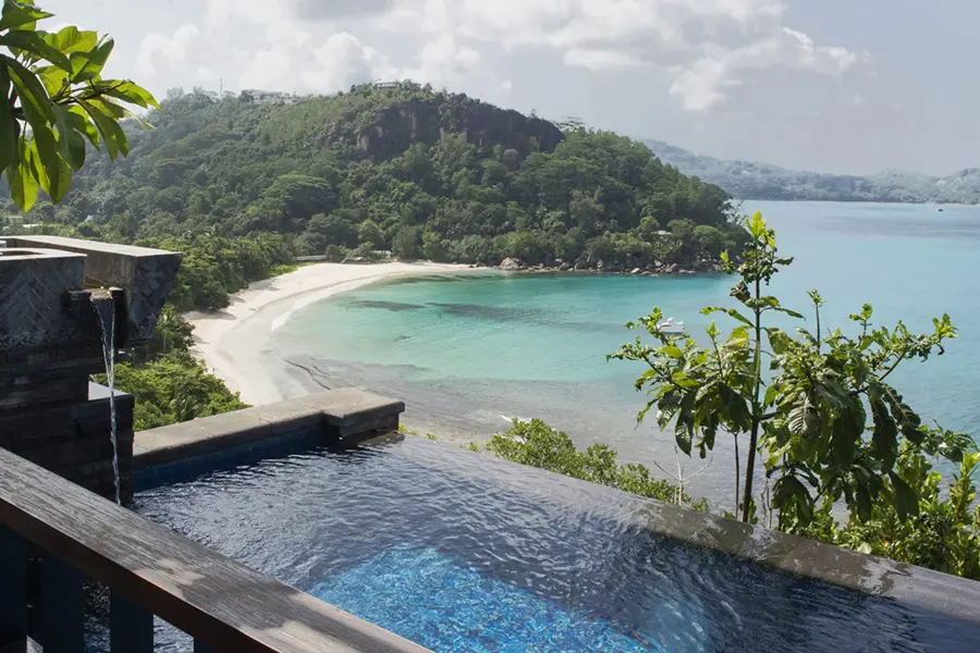 Piscina infinita con vistas a la playa en una isla del océano Índico