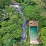 Vista aérea de la piscina y el río del Rhino River Camp.