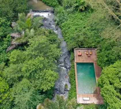 Vista aérea de la piscina y el río del Rhino River Camp.