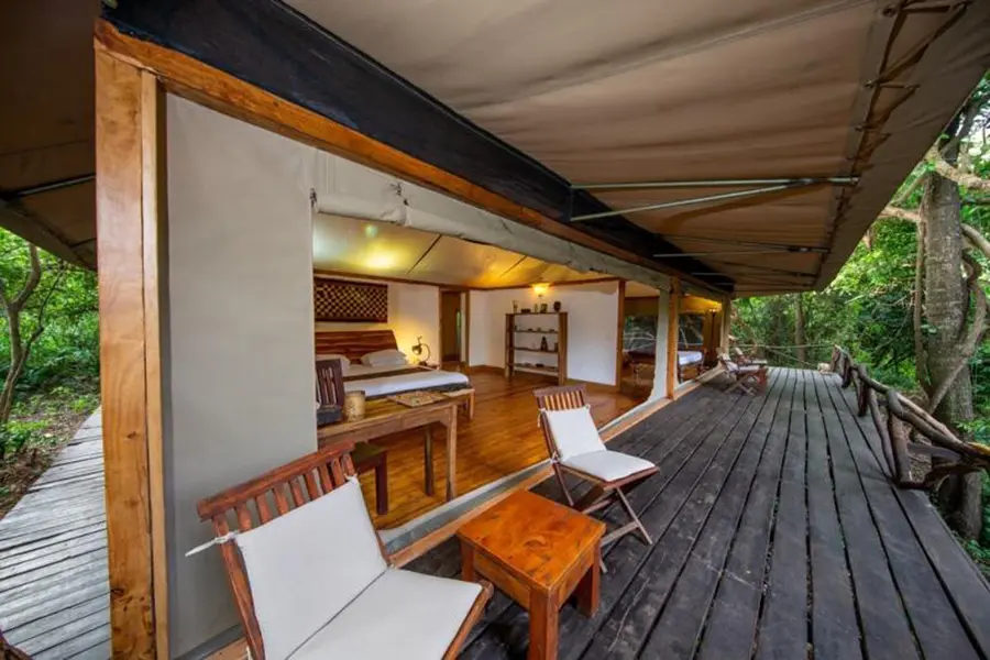 Rhino River Camp, tiendas a orillas del río.