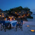 Lo que caracteriza a Zanzíbar: las cenas privadas y románticas en la playa son un complemento perfecto para una luna de miel.