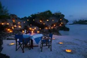 Lo que caracteriza a Zanzíbar: las cenas privadas y románticas en la playa son un complemento perfecto para una luna de miel.