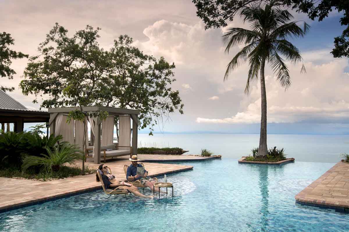 La piscina de Bumi Hills con pintorescas vistas del lago Kariba, Zimbabue.