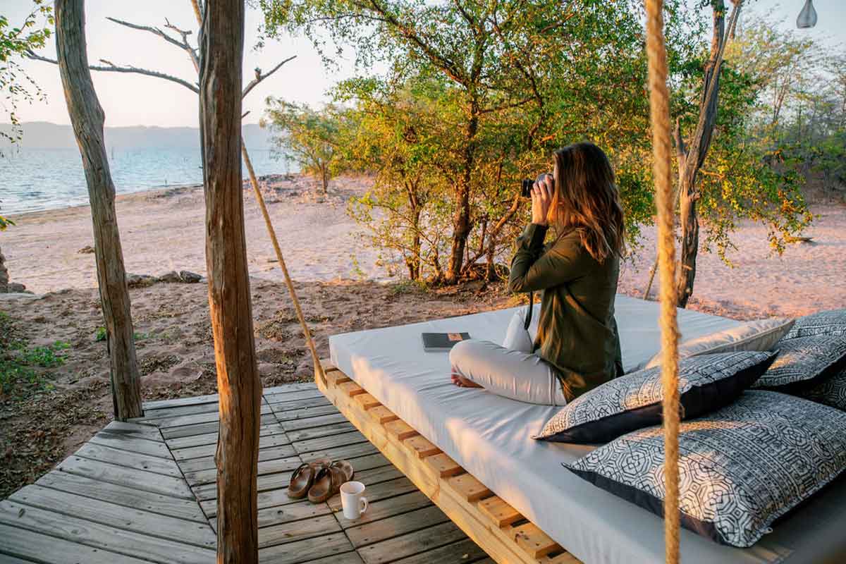 Huéspedes contemplando las vistas del lago Kariba desde el Changa Safari Camp, en el Parque Nacional de Matusadona. 