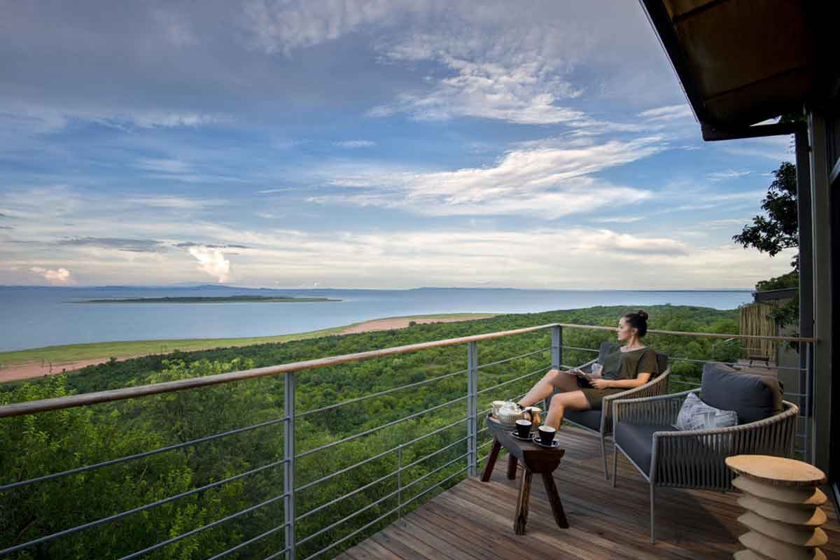 Un huésped de Bumi Hills disfrutando de las sensacionales vistas del lago Kariba, Zimbabue.