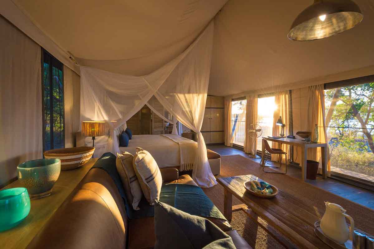 Interior de una suite en el campamento Ruckomechi, en Mana Pools.