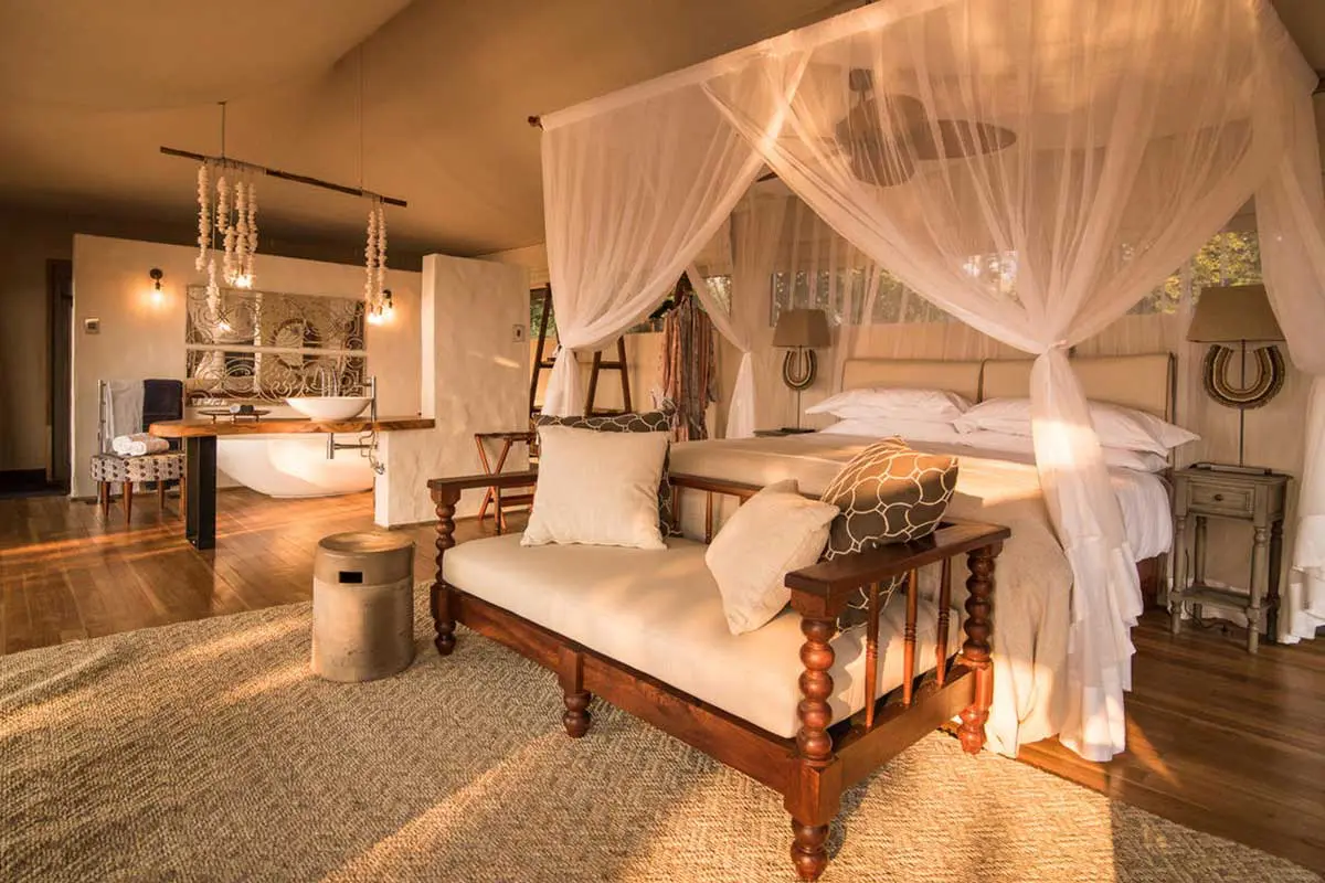Lujoso interior de la suite del campamento Chikwenya en Mana Pools, Zimbabue.