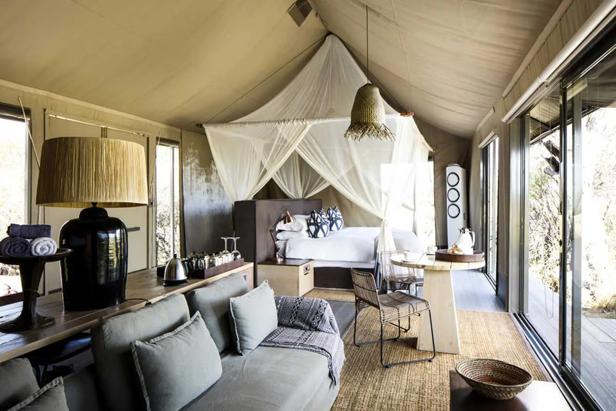 Interior de una lujosa suite en Linkwasha, en el Parque Nacional de Hwange, Zimbabue.