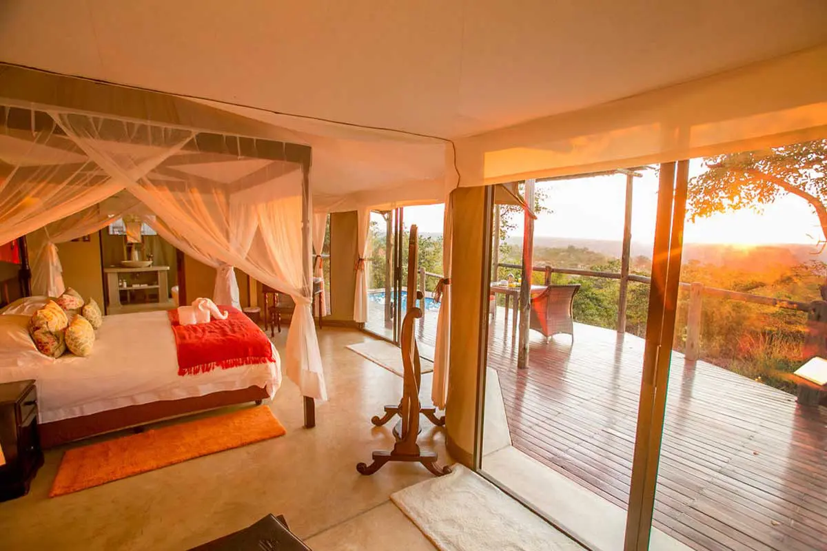 El interior de la suite del Elephant Camp ofrece vistas ininterrumpidas de los matorrales del Parque Nacional de las Cataratas Victoria.