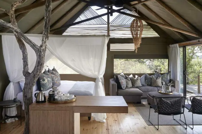Intérieur de tente aux couleurs neutres au Victoria Falls River Lodge, Zimbabwe.