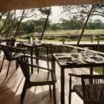 Cenando en la terraza del Santuario Tambarare.