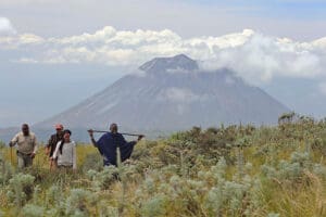 Safari a piedi con l'Oldoinyo Lengai, il vulcano più attivo della Tanzania, sullo sfondo.