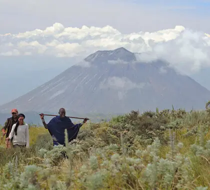 Safari a pie con Oldoinyo Lengai, el volcán más activo de Tanzania, de fondo.