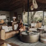 Relájate en el salón.