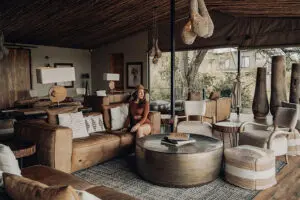 Relájate en el salón. 