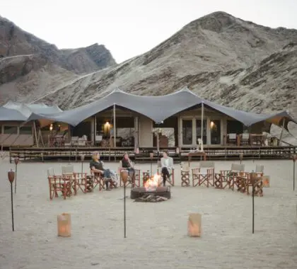 Bebidas alrededor del fuego en Hoanib.