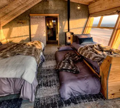 Interior del dormitorio de la cabaña del naufragio.