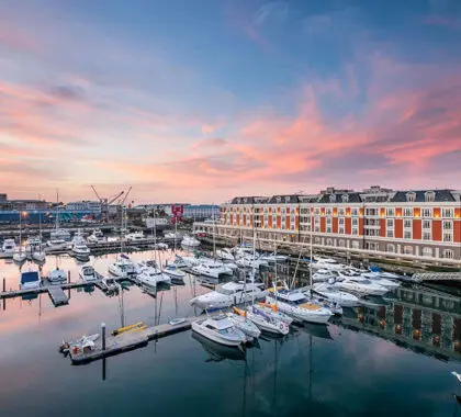 Vista exterior del puerto de V&A Waterfront y del Cape Grace Hotel.