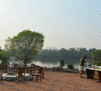 Desayuno con vistas al río.