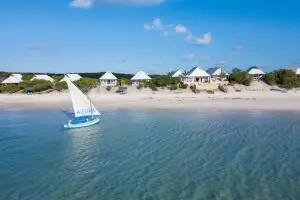 Lujo descalzo en un refugio frente al mar.