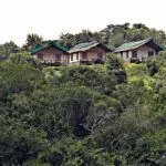 Vista do Paraa Safari Lodge a partir do rio Nilo.