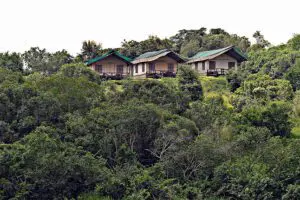 Vista do Paraa Safari Lodge a partir do rio Nilo.