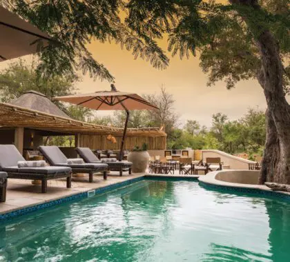 Su piscina privada frente a la finca.