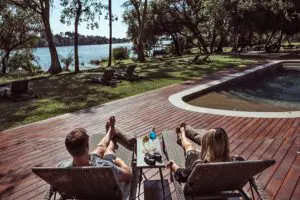 Relájese y desconecte junto a la piscina tomando un cóctel.