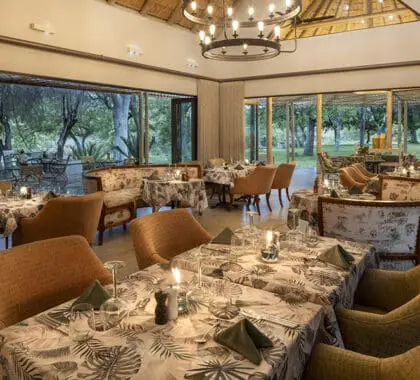 El elegante comedor interior.