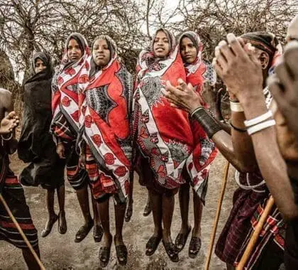 Baile con la tribu Datonga cerca de Mwiba Lodge.