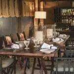Zona de comedor con bar.