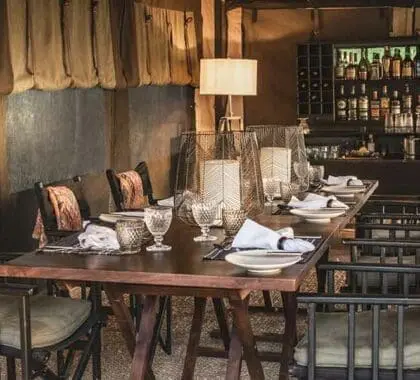 Zona de comedor con bar.