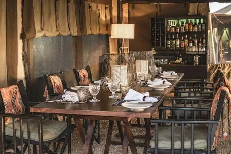 Dining area with a bar.